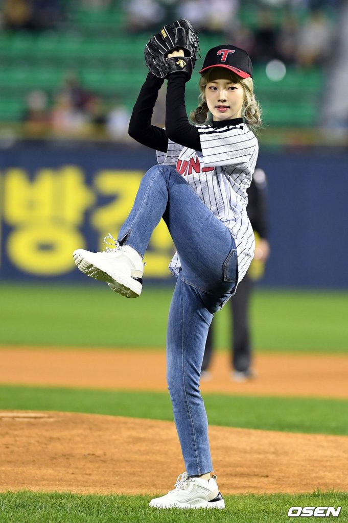 Dahyun throws the first pitch.